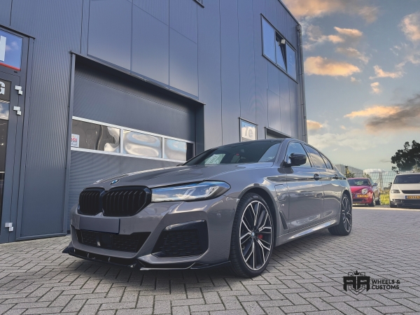 Deze bmw hebben we voorzien van een nieuwe bumperlip van Maxton Design.  Front Splitter V.1 BMW 5 G30 Facelift M-Pack / Bumper Lip