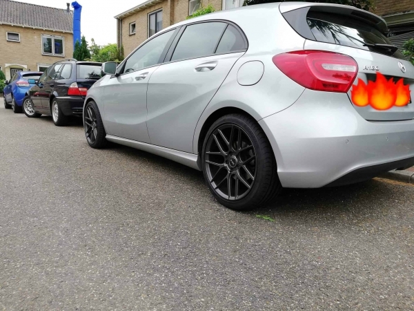 Mercedes A-Klasse voorzien van 18 inch velgen 8.5j ET42 rondom.