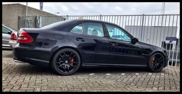 Mercedes E55 W211 AMG voorzien van een 19 inch breedset 8.5J met 9.5J.