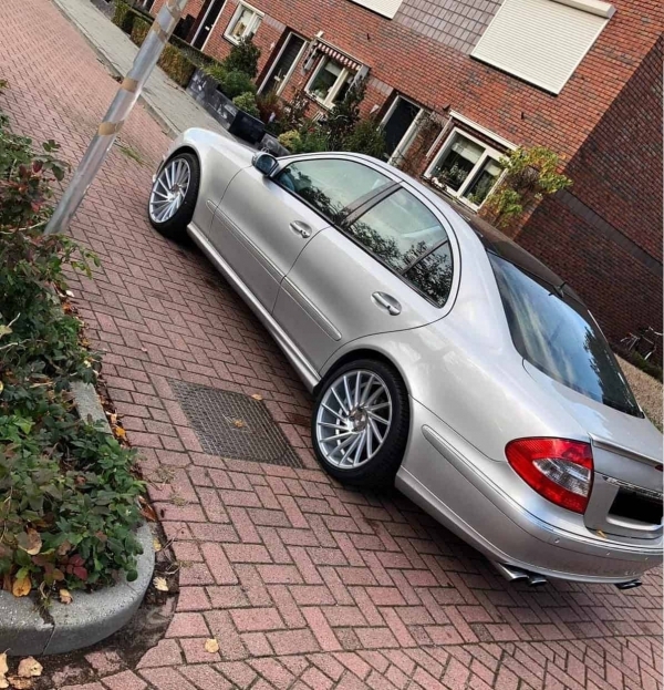 Mercedes E500 met nieuwe Riviera velgen in 19 inch 9.5j rondom.