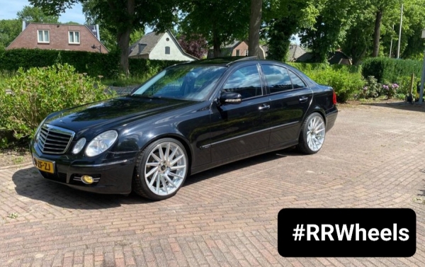 Mercedes E320 voorzien van een JNC051 breedset in 9.5J ET30 en 10.5J E30 inclusief H&R verlaginsveren perfecte fitment met deze deep concave!