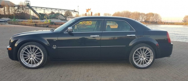 Chrysler 300C met nieuwe 22 inch velgen in 5x114,3 met schuifbouten naar 5x115