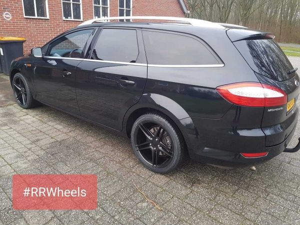 Ford Mondeo is black on black gegaan met 18 inch 5Ã—108 8J ET45 â€“  R1 ZP1 wheels.