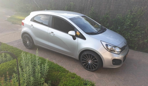 Kia Rio voorzien van 18 inch 8J ET45 rondom met 215 35 18 banden!