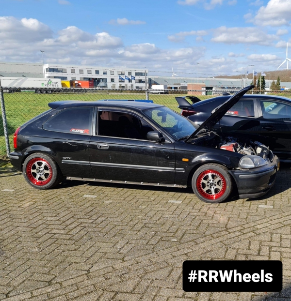 Honda Civic EG met nieuwe 15 inch JF Luxury velgen. 15 inch 4x100 / 114,3 7.0J ET30 met 195 45 15 banden door #sleeperworks