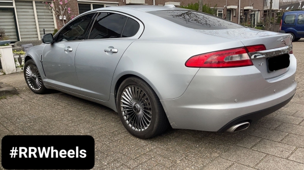  Jaguar XF x250 uitgerust met 18 inch 1916 Forged Rew036 wielen in hyperzwart 8J ET35 5x108. Een mooie strakke look voor deze auto!