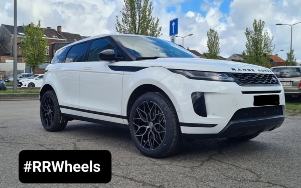 Land Rover / Range Rover Evoque met nieuwe Riviera RF108 Black Polished Dark Tint in 20 inch 8.5J 5x108 ET35 rondom.