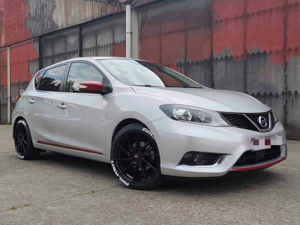 Nissan Pulsar voorzien van Japan Racing JR36 Gloss Black 18 inch 8J ET30