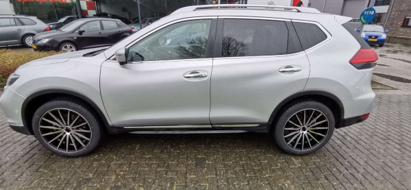 Nissan Xtrail - voorzien van 20 inch 5x114,3 8.5J ET40 velgen van JF Luxury Velgen. 