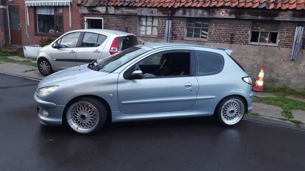 Peugeot 206 voorzien van 17 inch 4Ã—108 Exclusive concepts.