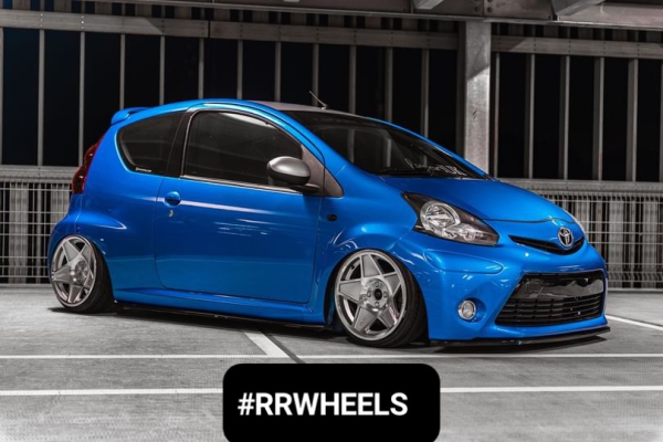 Deze Peugeot 107 met Yaris voorkant voorzien van 16 inch 3SDM 0.05 velgen in 8J 4x100 ET25! Geweldig resultaat! 