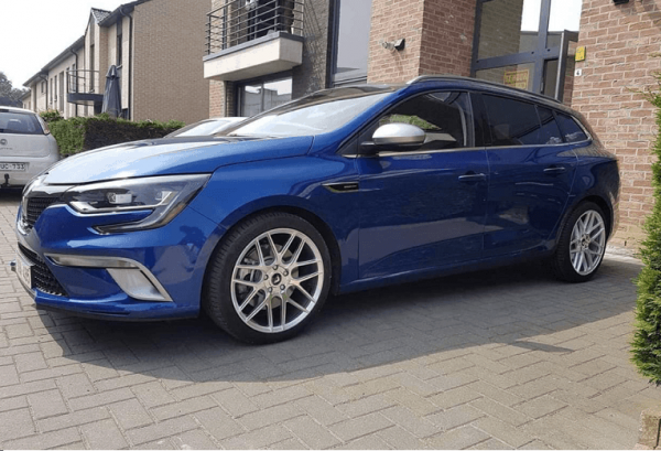 Gloednieuwe Renault Megane Estate Sport line voorzien van 18 inch velgen.