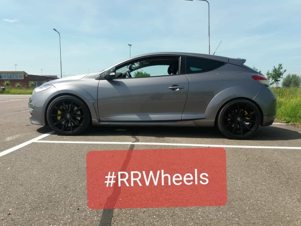 Renault megane RS voorzien van 19 inch 5Ã—114,3 R1 concepts ET38 8.5j rondom.