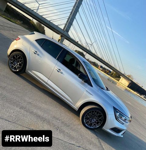 Deze Renault megane uitgerust met nieuwe 18-inch velgen van XVR-wielen in 8.5J ET40.