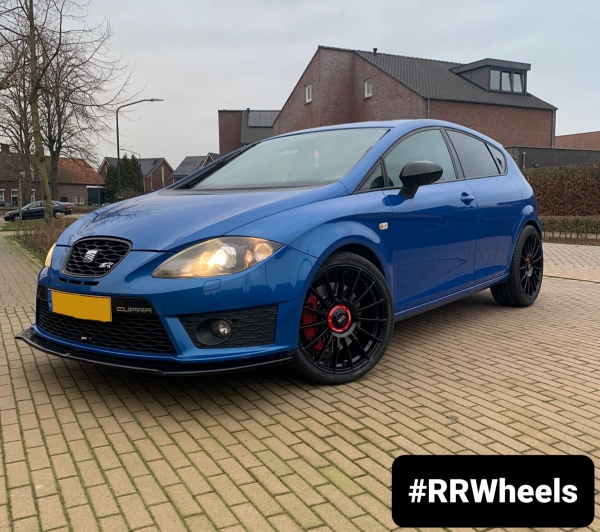 Seat Leon Cupra voorzien van 19 inch JF Luxury Turismo 257 in 8.5J ET42 5x112 elgen inclusief 235 35 19! Schitterend eindresultaat!