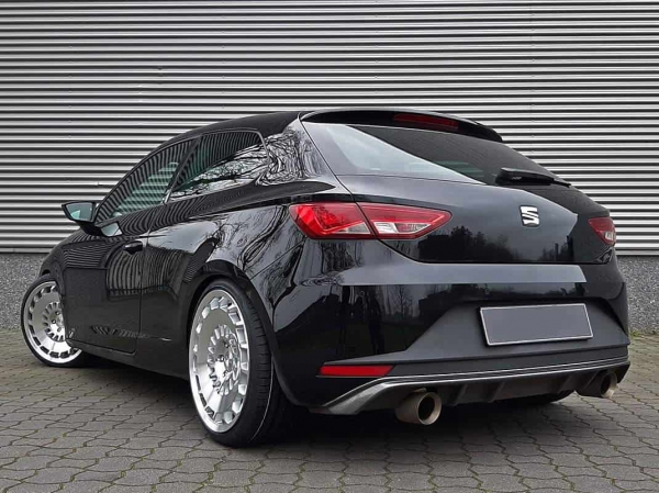 Seat Leon voorzien van 19 inch Rotiform CCV 5x112 8.5J ET45