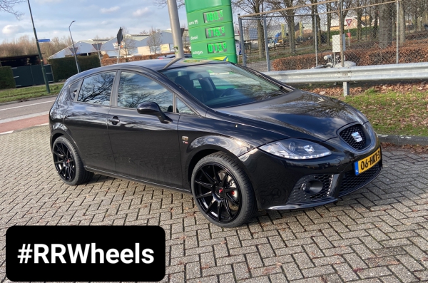 Seat Leon hebben we voorzien van 19 inch Japan Racing velgen JR11 in Gloss Black 8.5J 5x112 ET40 inclusief nieuwe Hankook Evo3 Banden in 225 35 19