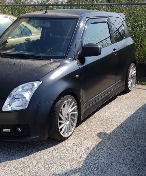 Suzuki Swift Sport voorzien van 17 inch KW Wheels in 7.5J ET35 rondom.