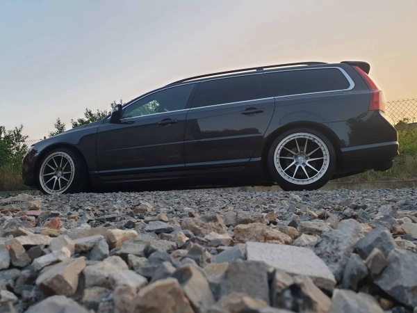 Volvo V70 voorzien van 19 inch deepconcave breedset, 8.5j met 9.5j. Met 235 35 19 en 255 35 19.