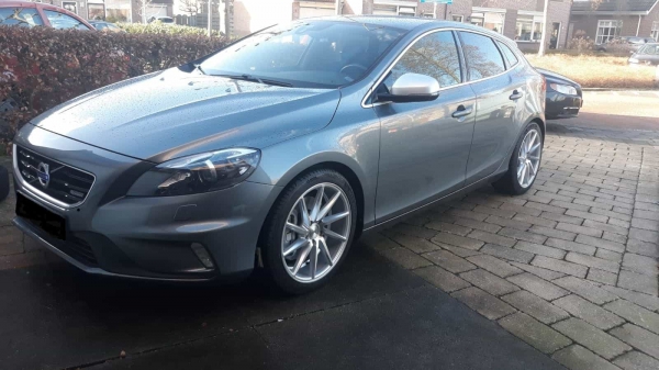 Volvo V40 R-design voorzien van verlaging en 18 inch JF Luxury velgen!