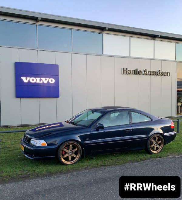  Volvo C70 met nieuwe JF Luxury X17 Brushed Brons velgen in 19 inch 5x108 8.5J ET38. Briljante kleuren combinatie!